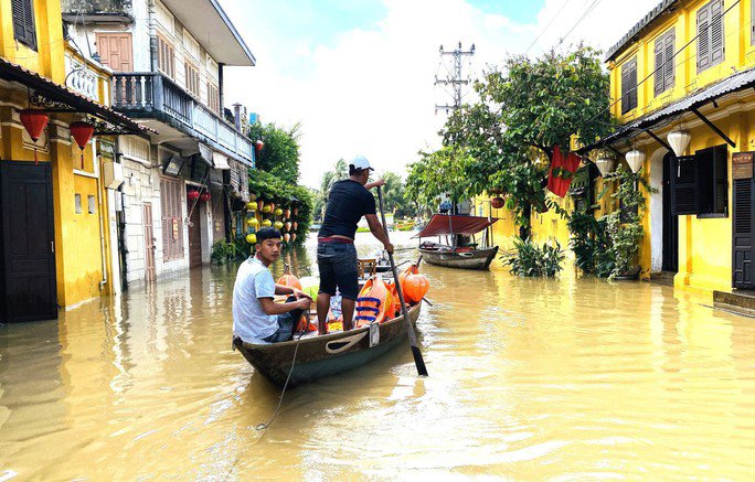 Nắng lên, phố cổ Hội An vẫn ngập nặng, người dân đi lại bằng thuyền - 11