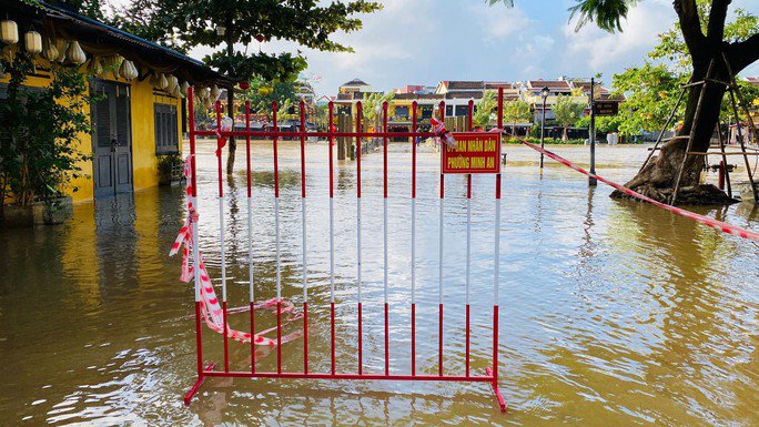 Nắng lên, phố cổ Hội An vẫn ngập nặng, người dân đi lại bằng thuyền - 15