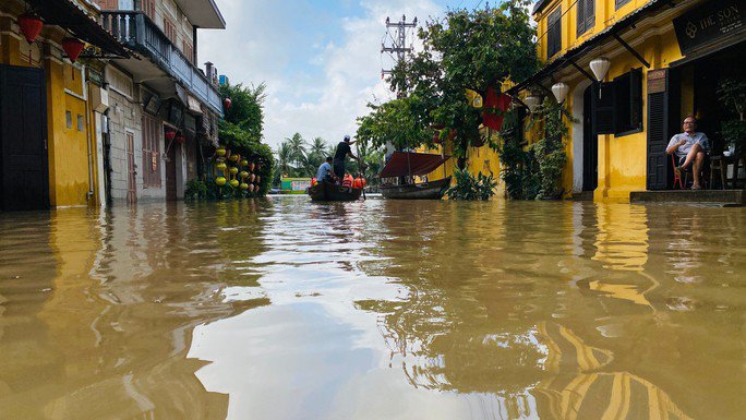 Nắng lên, phố cổ Hội An vẫn ngập nặng, người dân đi lại bằng thuyền - 14