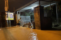 Nha Trang: Lũ về bất ngờ, người dân hối hả di dời đồ đạc trong đêm khuya