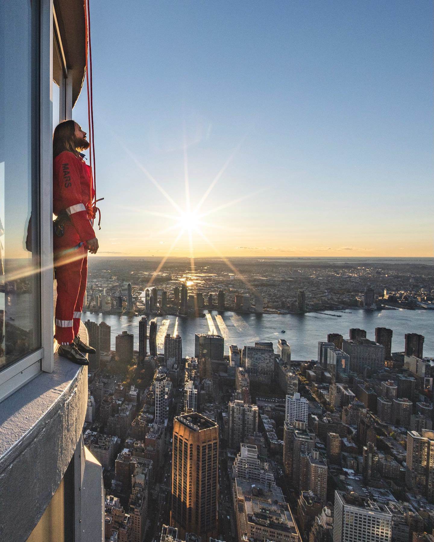 Jared Leto leo lên tòa nhà Empire State tại thành phố New York.
