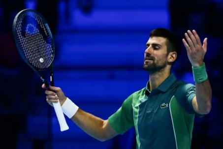 Djokovic hóa "nhạc trưởng", vẫy 2 tay có ngay bản nhạc "la ó" ở ATP Finals