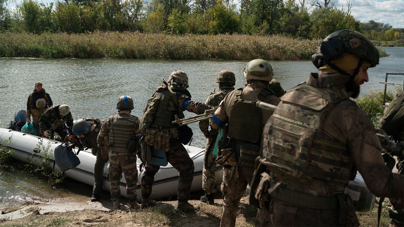 Binh sĩ Ukraine vượt sông ở Donetsk (ảnh: MT)