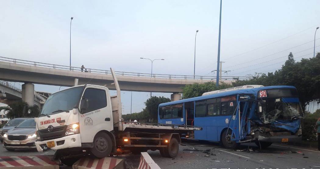 TP.HCM: Xe buýt nát đầu khi húc đuôi xe tải cứu hộ, nhiều sinh viên gào khóc - 1