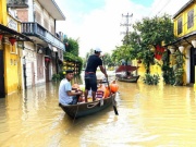 Tin tức trong ngày - Nắng lên, phố cổ Hội An vẫn ngập nặng, người dân đi lại bằng thuyền