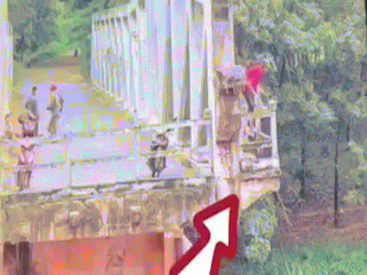 Camera ghi lại cảnh người đàn ông leo qua lan can cầu rồi bất ngờ nhảy xuống sông - 1