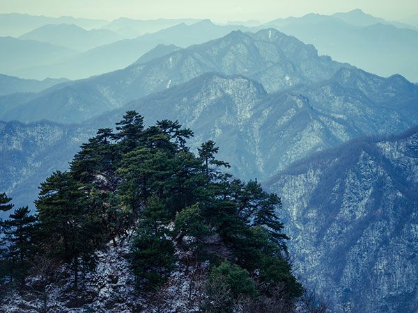 Khám phá ngọn núi đẹp như mơ trong tiểu thuyết Kim Dung, vé đắt cỡ nào vẫn cực hút khách du lịch - 3