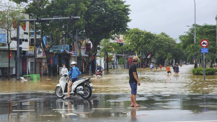 Một số đoạn đường vẫn đang ngập sâu khiến việc đi lại khó khăn.