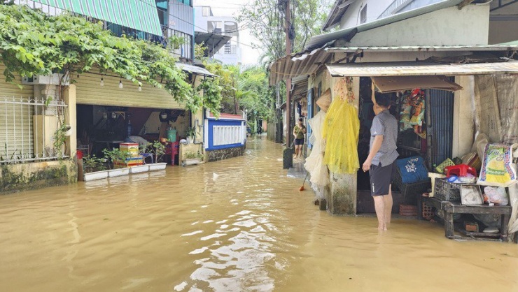 Sáng nay tại TP Huế trời đã hết mưa, nhưng người dân vẫn lo ngại mưa lớn trở lại.