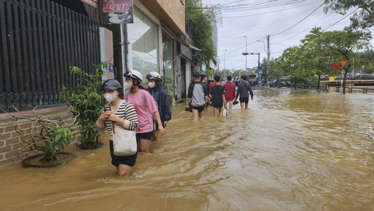 Nhiều người dân trở về nhà sau hơn một ngày chạy lũ.