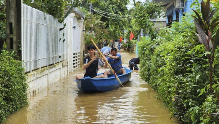 Người dân sử dụng thuyền để đi lại khi nước lũ về.