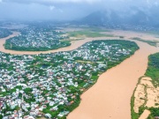 Tin tức trong ngày - Chùm ảnh: Lũ về bất ngờ Nha Trang chìm trong biển nước