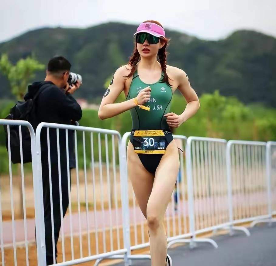 Nữ vận động viên thu hút chú ý vì mặc monokini thi 3 môn phối hợp - 3