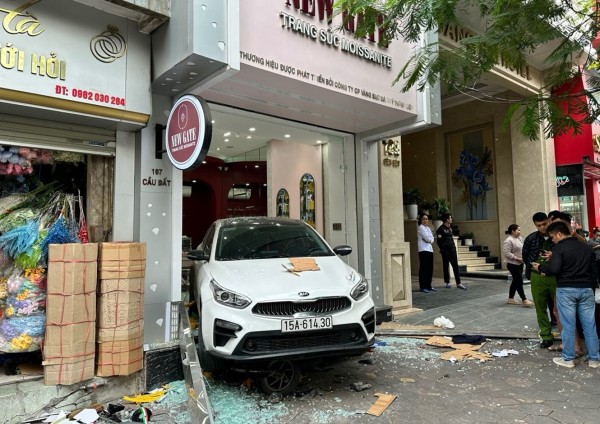 Vụ nữ tài xế lùi xe vào cửa hàng trang sức: Nhân viên bảo vệ đã tử vong - 1