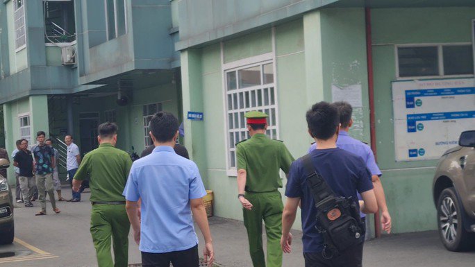 Cảnh sát khám xét trung tâm đăng kiểm lớn nhất Đồng Nai - 1