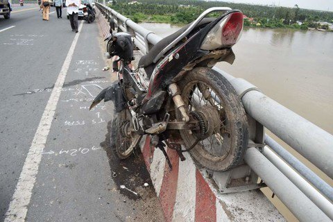 Ô tô tông xe máy trên cầu Hàm Luông, một phụ nữ rơi xuống sông mất tích - 2