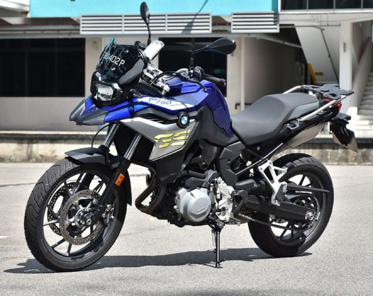 10. BMW F 750 GS là lựa chọn cao cấp cho tay lái mới khi di chuyển quãng đường xa. Xe có chiều cao yên ngồi thoải mái, hệ thống treo đem lại cảm giác vận hành êm ái. Trên xe có loạt trang bị hỗ trợ như kiểm soát bám đường, ABS, các chế độ lái, phanh xe tùy chỉnh. Khối động cơ 853cc, cho công suất tối đa 77 mã lực. Ưu điểm nổi bật của xe là chất lượng cao cấp, và công thái học tuyệt vời.