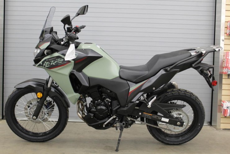 2. Kawasaki Versys-X 300 là cái tên tương đối mới trong phân khúc xe chạy đường dài cơ nhỏ. Xe có các đặc trưng độc đạo, mang các tính năng của dòng xe thể thao kép, vừa chạy phượt, đường dài lại vừa chạy theo kiểu thể thao. Động cơ xe nhỏ 296cc, cho công suất tối đa 39 mã lực, nên dân tập chơi vừa tìm thấy sự thú vị mà vẫn không lo ngại khi vận hành. Mẫu xe này có ưu điểm nổi bật là nhẹ và cơ động rất tốt.