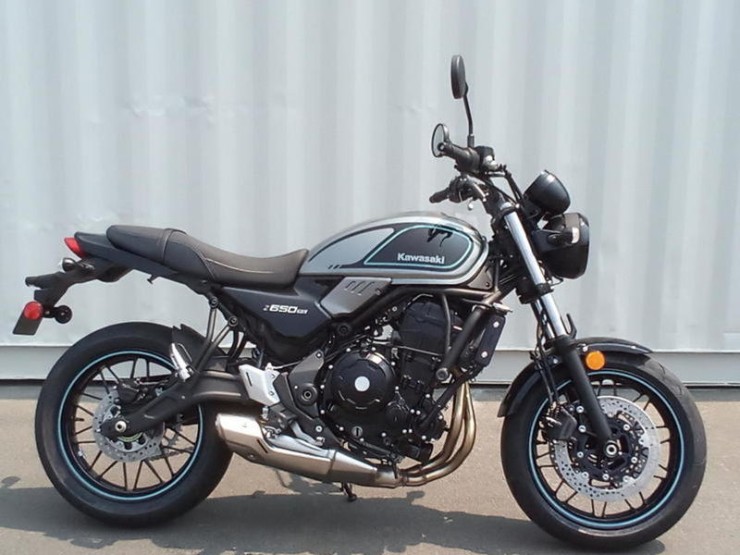 6. Kawasaki Z650RS đem lại hành trình đường dài cho những ngày nghỉ cuối tuần khá thoải mái. Phong cách thiết kế xe cổ điển đẹp mắt, trọng lượng xe nhẹ và khối động cơ vận hành mượt mà, đem lại phản ứng tốt. Khối động cơ 649cc, đạt công suất tối đa 67 mã lực, đem lại trải nghiệm phấn khích cho người lái. Ưu điểm của xe nữa là hoạt động đáng tin cậy và thiết kế công thái học tốt.