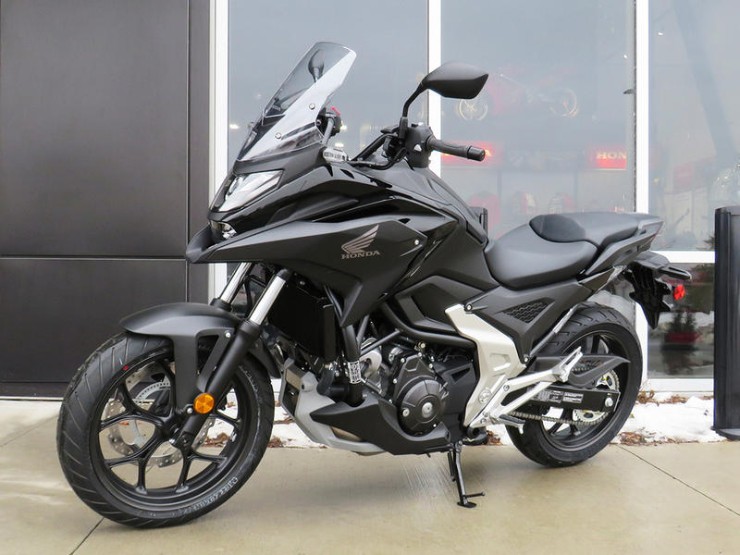 8. Honda NC750X là dòng xe có nhiều chế độ lái, chạy thoải mái, tích hợp hộc đựng đồ, có kính chắn gió và yên ngồi thấp giúp lái xe dễ kiểm soát. Khối động cơ 745cc của xe cho phép đạt công suất tối đa 58 mã lực, giúp lái xe mới tự tin vận hành. Xe tiết kiệm xăng tốt, cụm đồng hồ DCT dễ điều khiển và có những tùy chọn tích hợp thiết bị đựng đồ tiện lợi.