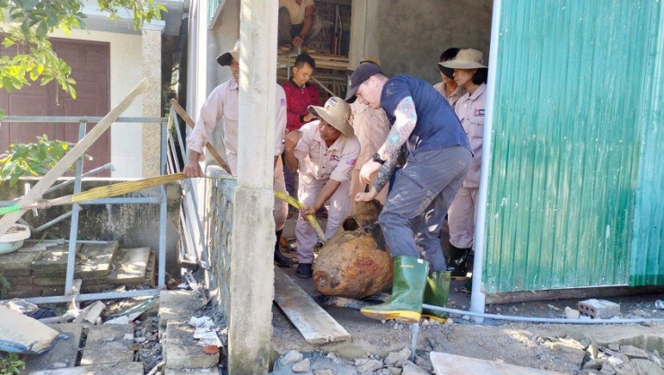 Người dân phát hoảng vì quả bom nặng 340 kg - 1