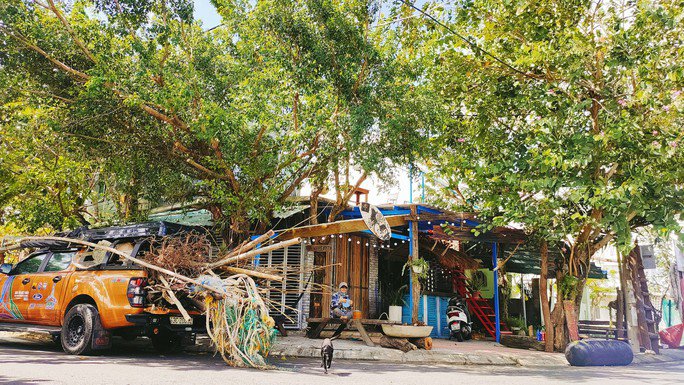 Ngoài việc nhặt rác làm sạch biển, anh Long còn là một tay "sưu tầm" rác, mở một quán cafe từ chính các loại rác nhặt từ bờ biển