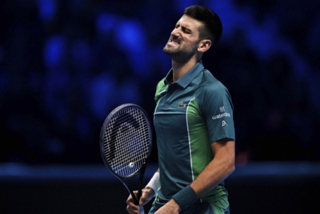 Djokovic nức nở khen đối thủ, Sinner "cứu" Nole có vé bán kết ATP Finals