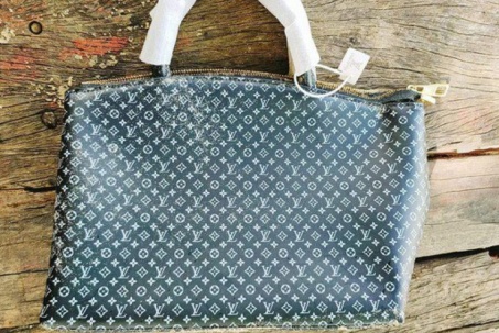 Tin tức 24h qua: Bất ngờ nhặt được túi có nhãn mác Louis Vuitton khi làm sạch bờ biển