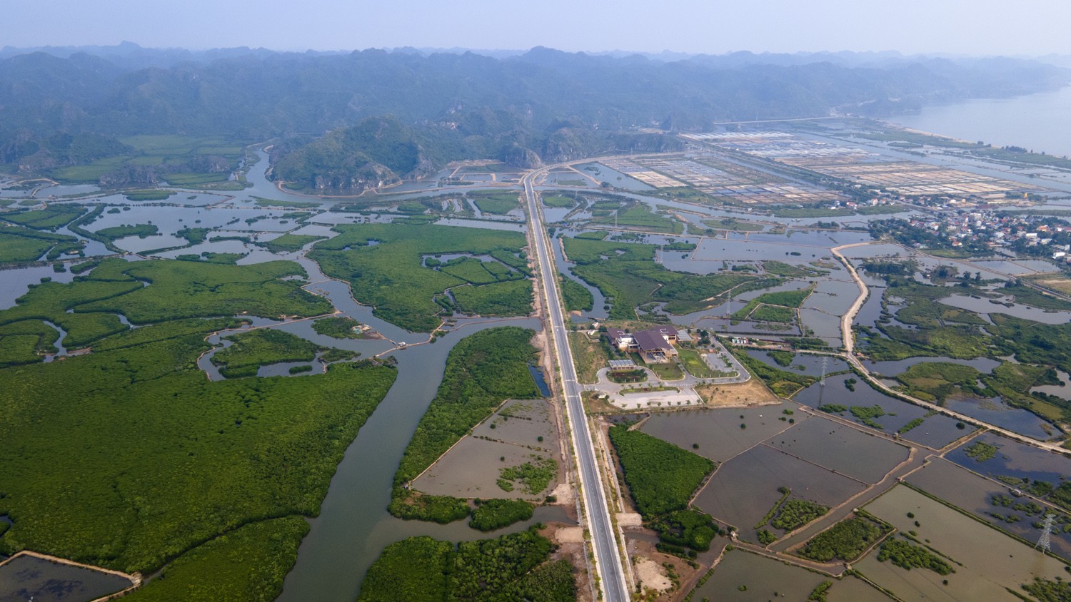 Tuyến đường ven biển Cát Bà không chỉ đẹp mà còn đáp ứng được nhu cầu vận tải, du lịch ngày càng tăng cao của quần đảo Cát Bà.