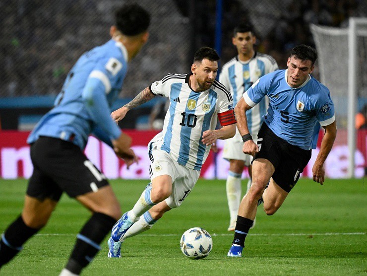 Hàng thủ Uruguay phong tỏa Messi