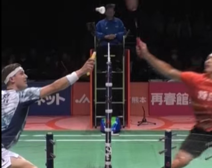 Pha kê vợt "quái đản" của Axelsen (áo trắng) khiến đối thủ tự thua