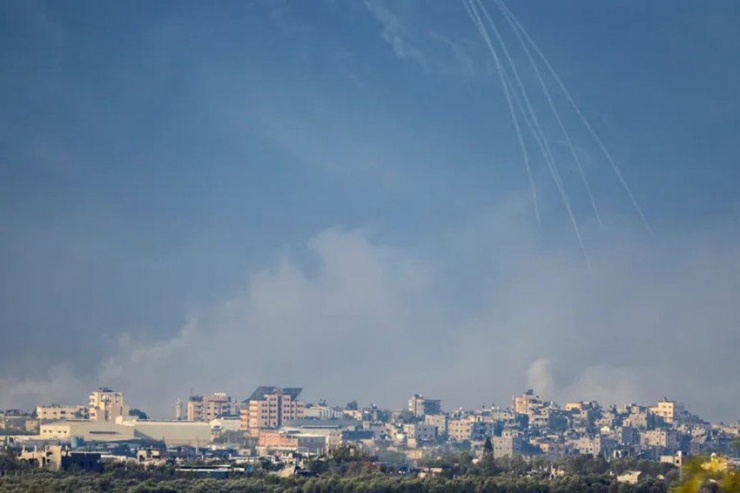 Các đợt không kích của Israel vào Dải Gaza vào ngày 17-11. Ảnh: REUTERS