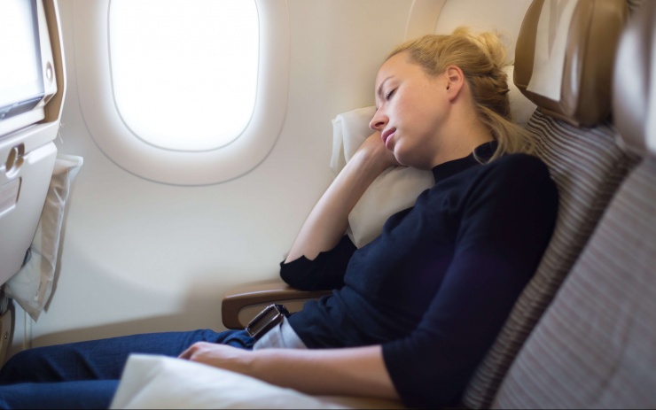Làm gì để có giấc ngủ ngon khi đi máy bay đường dài? - 1