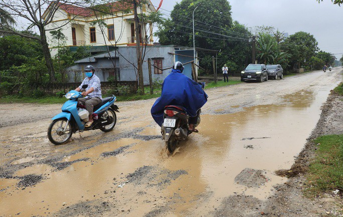 Ông Vũ Thanh Tùng, Chủ tịch UBND xã Minh Nghĩa, cho biết tuyến tỉnh lộ hư hỏng có chiều dài khoảng 4,2 km. Sau khi thi công xong cao tốc, nhà thầu đã hoàn trả lại mặt đường nhưng chỉ đổ đá bây lu lèn chứ không thảm nhựa, vì thế chỉ được ít hôm được lại bị xới tung