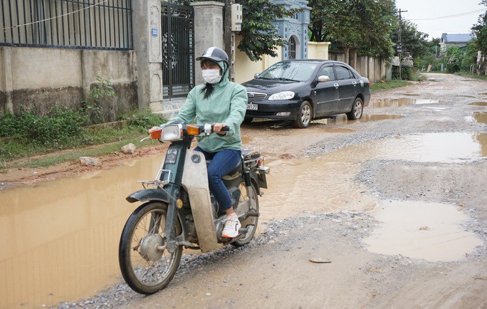 Ông Lương Văn Tùng, Phó Chủ tịch UBND xã Vạn Thiện, cho biết tỉnh lộ 512 hiện đã xuống cấp, hư hỏng, nhưng đoạn đường này chuẩn bị thi công hoàn trả nên mặt đường cũng không được bổ sung, san gạt bằng phẳng cho dân đi lại.