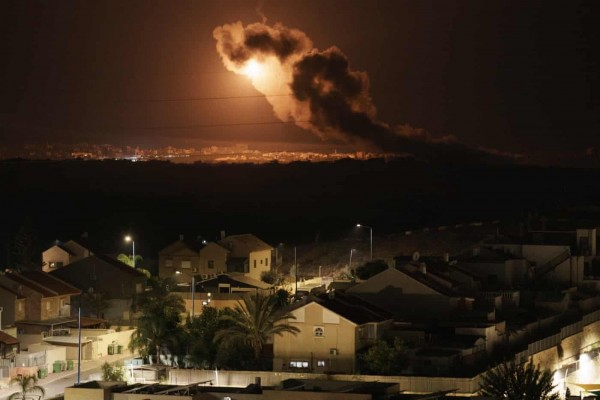 Khói bốc lên sau các đợt không kích tại Dải Gaza. Ảnh: Reuters