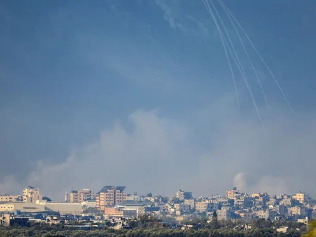Israel tấn công mạnh Dải Gaza, bất ngờ đột kích Bờ Tây
