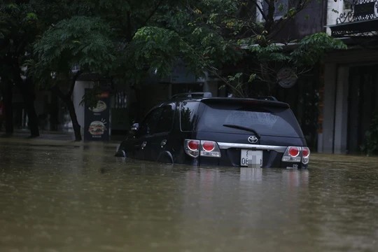 CLIP: Hơn 500 ôtô tại Huế ngập trong lũ lụt - 2