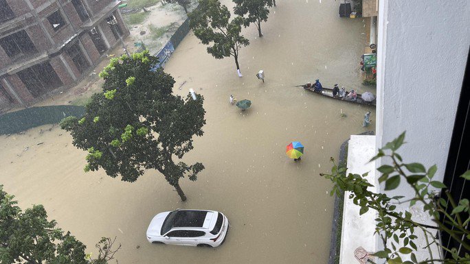 CLIP: Hơn 500 ôtô tại Huế ngập trong lũ lụt - 1