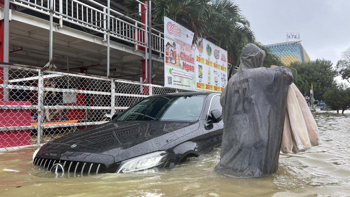 CLIP: Hơn 500 ôtô tại Huế ngập trong lũ lụt - 3