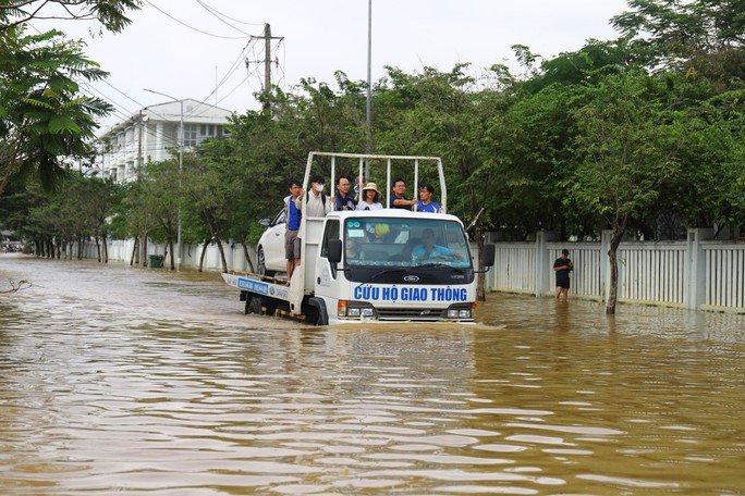 CLIP: Hơn 500 ôtô tại Huế ngập trong lũ lụt - 4