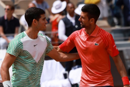 Alcaraz vững vàng tâm lý, tự tin hạ "khổng lồ" Djokovic ở ATP Finals