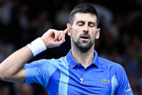 Djokovic bàng quan khi được Sinner "cứu", tỉnh táo khi nhận câu hỏi khó