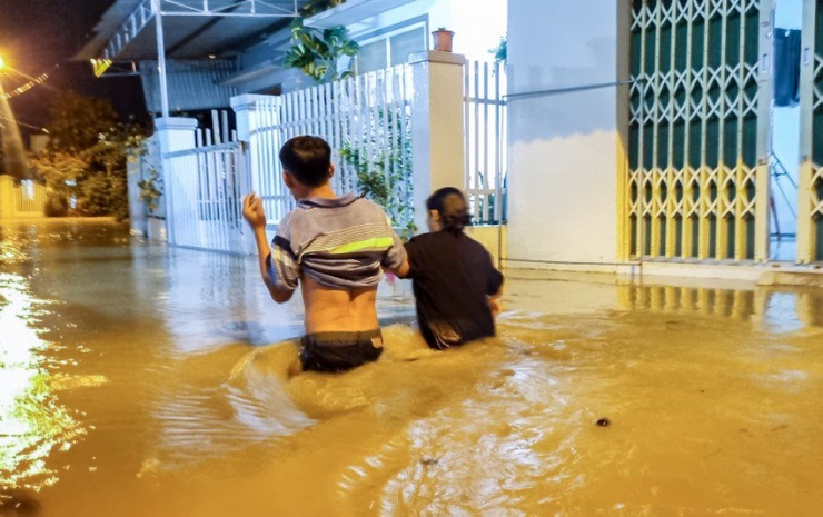 Lũ về nhanh trong đêm 15-11, khiến hàng ngàn gia đình ở Nha Trang trở tay không kịp. Ảnh: XUÂN HOÁT