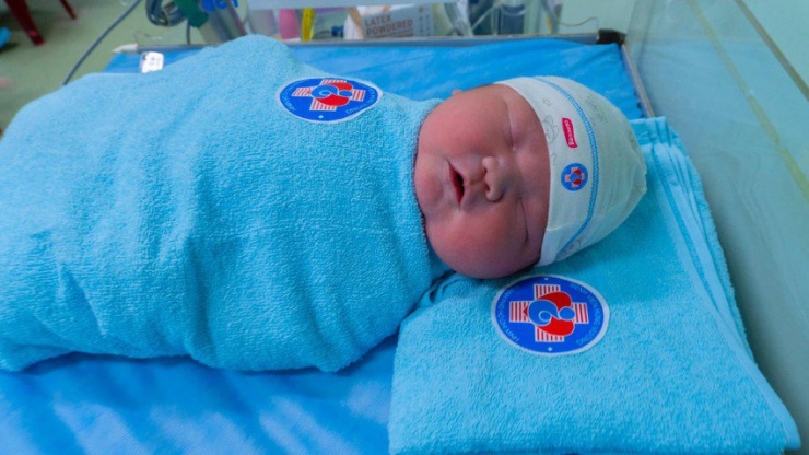 Sản phụ nguy cơ vỡ tử cung sinh bé trai nặng gần 6,1 kg - 2