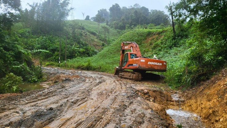 Đơn vị thi công huy động phương tiện khắc phục những đoạn đường hư hỏng nặng.