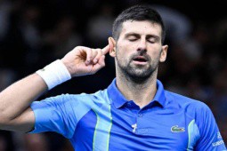 Djokovic bàng quan khi được Sinner “cứu“, tỉnh táo khi nhận câu hỏi khó