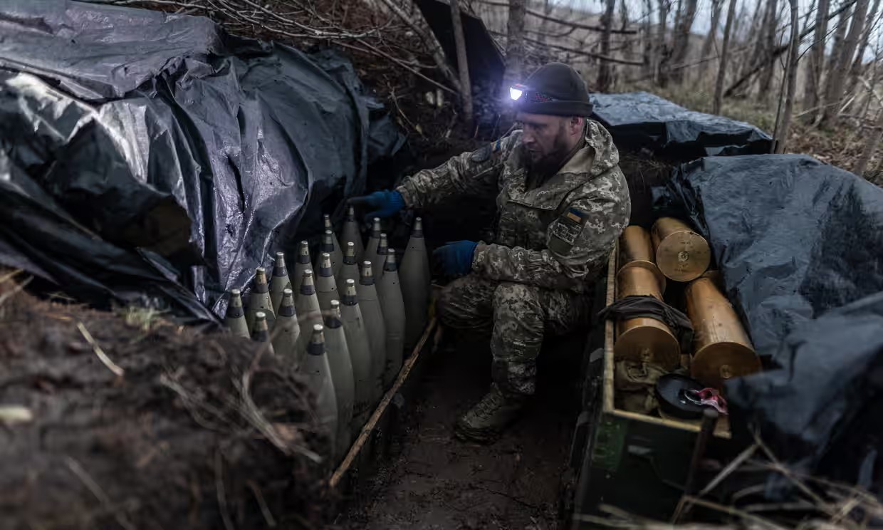 Binh sĩ Ukraine kiểm tra đạn pháo (ảnh: CNN)