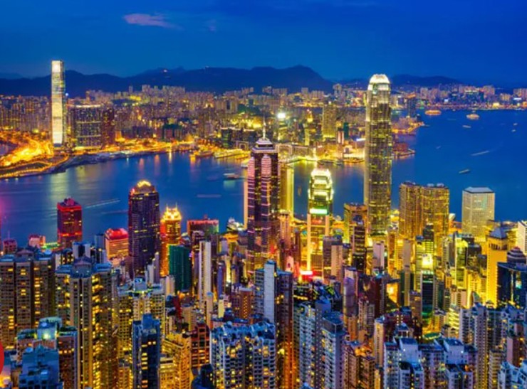 Hồng Kông: Đây là nơi được mệnh danh là “Hòn ngọc Phương Đông”, “nơi có cảnh đêm đẹp nhất châu Á” và “một trong 3 nơi có cảnh đêm đẹp nhất thế giới”. Du khách có thể đi thuyền thư giãn từ bến tàu đêm tại quảng trường Golden Bauhinia qua cảng Victoria. Đối với những người muốn ngắm khung cảnh đẹp nhất của Hồng Kông, hãy đi bộ lên đỉnh Victoria.
