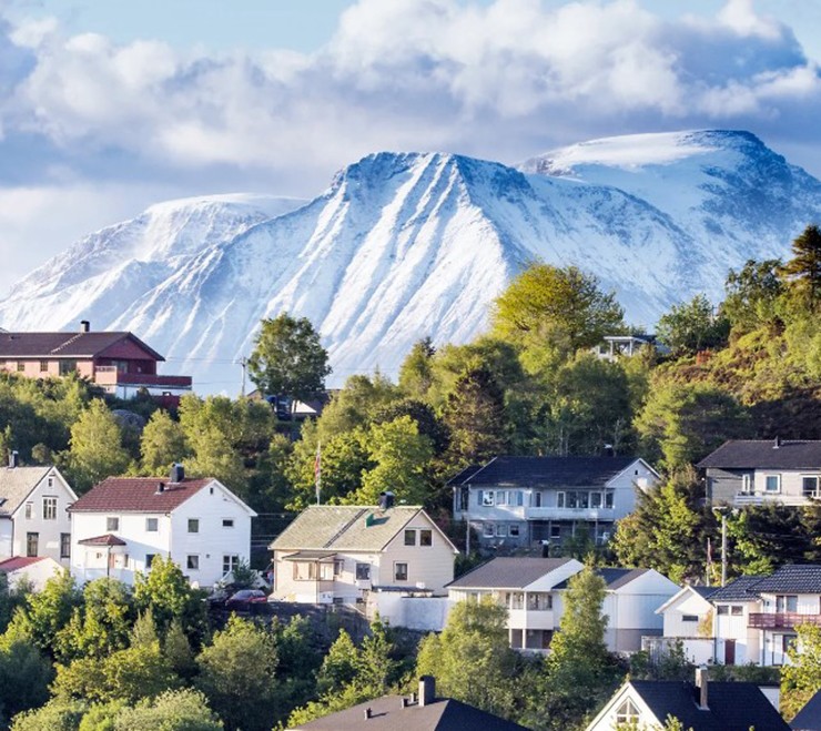 Aalesund, Na Uy: Đây là một thành phố rất đẹp, nơi bạn có thể nhìn ra đại dương bao la. Toàn bộ thị trấn bị thiêu rụi vào năm 1904, đó là một thảm họa, nhưng sau này&nbsp;nó đã được&nbsp;xây dựng lại với những con phố nhỏ quanh co, nơi bạn có thể ngửi thấy mùi biển và mua được cá tôm tươi mỗi ngày.
